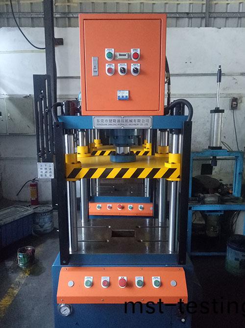 四柱油(you)壓(ya)機(ji)