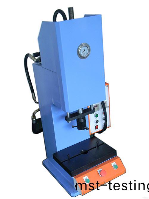 四(si)柱油(you)壓(ya)機